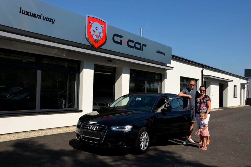 Rodina Alberts a jejich nový vůz. Audi A4 2.0 TDi.