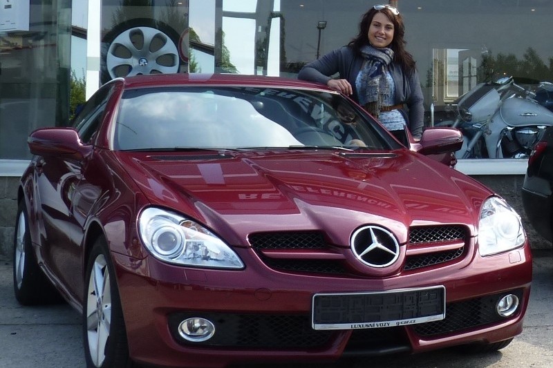 Aneta Zasadilová se svým Mercedes-Benz SLK 280