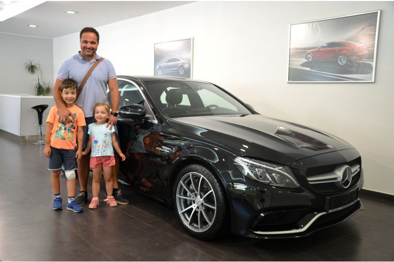 Mercedes-Benz C63 AMG společně se svou novou rodinou. :-)