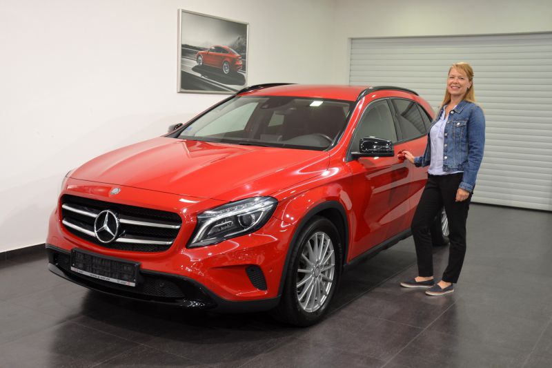 Spokojená majitelka se svým novým vozem Mercedes-Benz GLA 220d 4MATIC. :-)