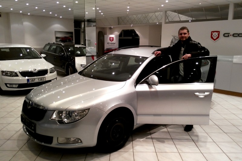 Pan Mikulášek se svým novým vozem Škoda Superb