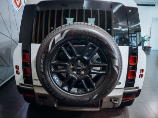 Land Rover Defender 90 X-DYNAMIC S D300 AT