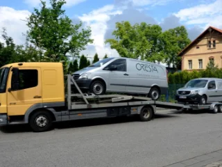 Užitkové vozy Mercedes-Benz již polepeny a připraveny k odvozu za novým majitelem. Děkujeme za příjemné jednání.