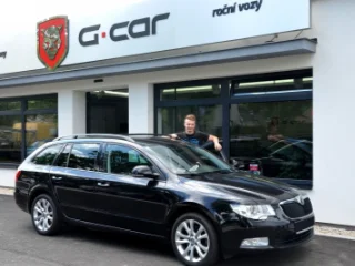 Spokojený majitel svého vozu Škoda Superb 2.0 TDi