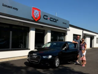 Rodina Alberts a jejich nový vůz. Audi A4 2.0 TDi.