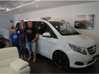 Noví majitelé se svým vozem Mercedes-Benz V 250CDI :-)