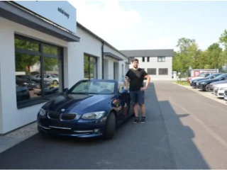 Nový majitel a jeho krásné BMW 325d Cabrio. Přejeme mnoho prosluněných dní se střechou v kufru. :-)