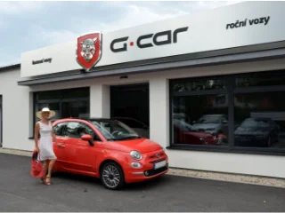 Nová majitelka se svým roztomilým vozem značky Fiat 500 1.2i :-)