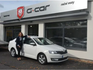 Spokojená majitelka svého nového vozu značky Škoda Rapid 1.4TDI :-)