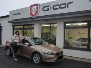 Spokojená majitelka svého nového vozu značky Volvo V40 D3 Kinetic :-)