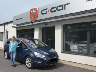 Spokojená majitelka svého nového vozu značky Ford S-Max 1.6 EcoBoost, Titanium. :-)