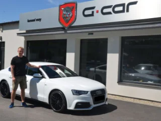 Nový majitel se svým krásným vozem značky Audi A5 2.0TDI Quattro. :-)