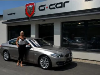 Spokojená majitelka svého nového vozu značky BMW 530d xDrive. :-)
