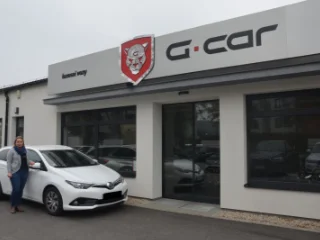 Spokojená majitelka svého nového vozu značky Toyota Auris 1.4D Active, Touring Sports. :-)