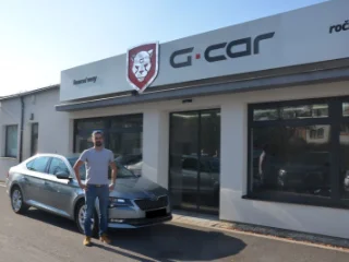 Spokojený majitel se svým novým vozem Škoda Superb 2.0TDI Ambition, 4x4. :-)