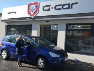 Spokojená majitelka svého nového vozu značky Ford S-max 2.0TDCI, 103kw Winner Plus. :-)