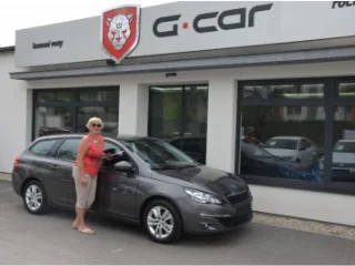 Spokojená majitelka se svým novým vozem Peugeot 308 SW 1.6HDi :-)