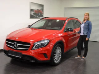 Spokojená majitelka se svým novým vozem Mercedes-Benz GLA 220d 4MATIC. :-)