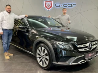 Mercedes-Benz třídy E All-Terain společně se svým novým majitelem. Děkujeme a přejeme samé spokojené kilometry. :-)