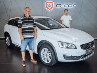 Nový majitel vozu Volvo V60 CrossCountry. Děkujeme za využití našich služeb a přejeme samé spokojené kilometry. :-)