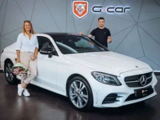 Dárek v podobě vozu Mercedes-Benz C kupé udělal velikou radost. Přejeme samé spokojené kilometry. :-)