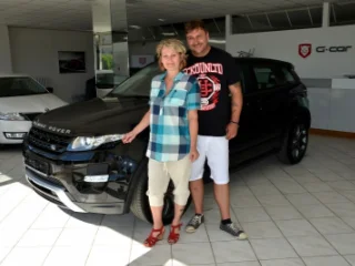 Manželé Dvořákovi se svým Range Rover Evoque