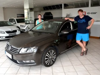 Spokojení majitelé u nového vozu VW Passat 2.0 TDI