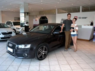 Mladý pár se svou novou Audi A5 2.0 TDI Sportback quattro