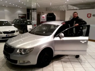 Pan Mikulášek se svým novým vozem Škoda Superb