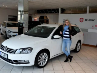 Spokojená paní Lukášová s jejím novým vozem VW Passat 2.0 TDi Highline